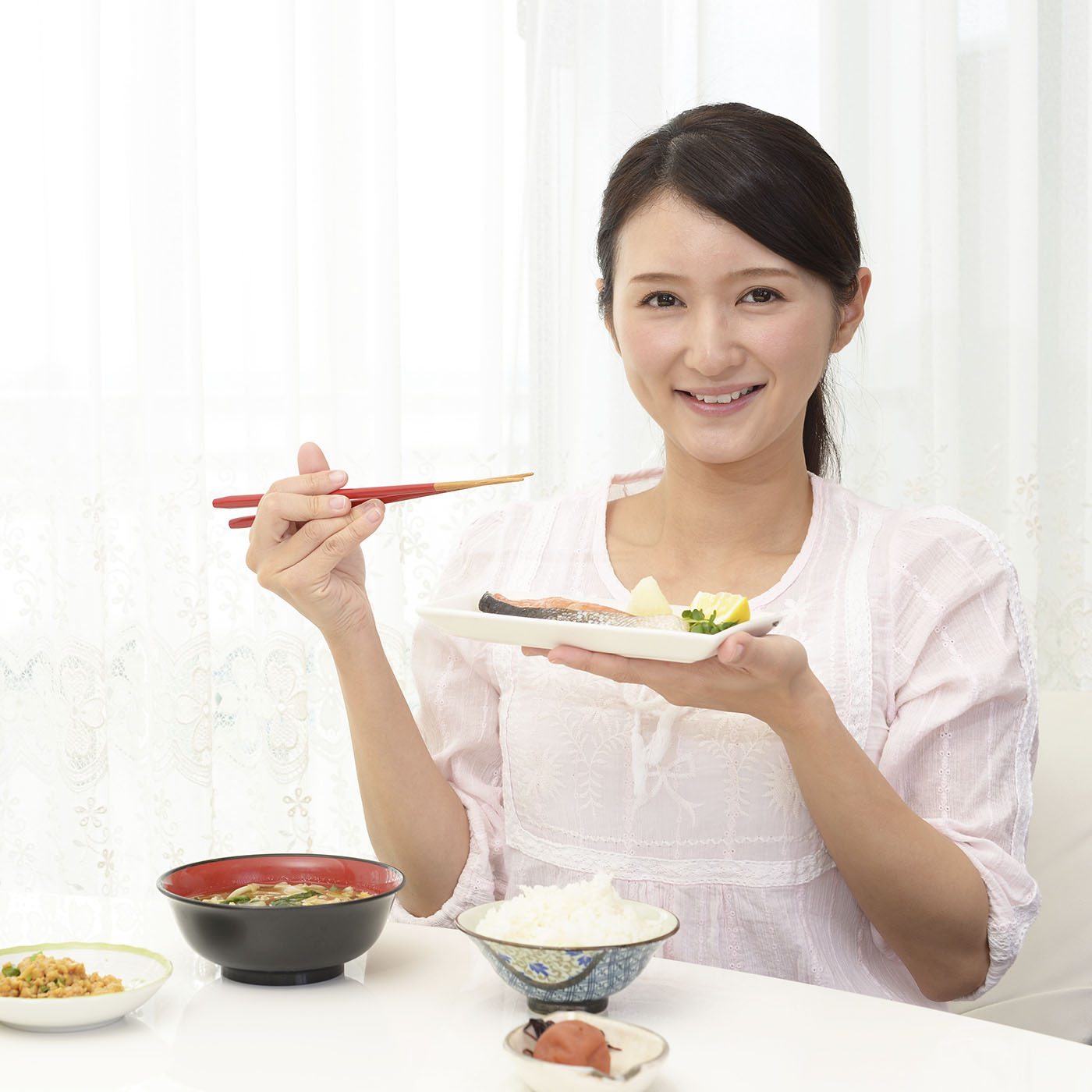 和食を食べる女性